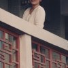 S023 張松蓮---培養藝術種子的搖籃-陽明國中美術教室 張松蓮在陽明國中前留影 1994