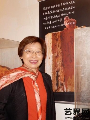 著名艺术家张松莲书法《逐鹿》丝巾在长荣航空乐e购上架贩售
